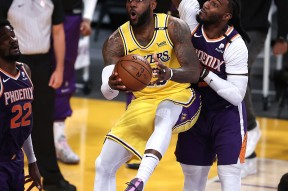 华体会hth-NBA尼克斯队以小胜湖人队，马布里发威